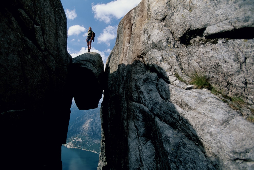 Frau auf dem Kjeragbolten in Norwegen