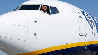 Ein Ryanair-Pilot schaut aus dem Cockpit