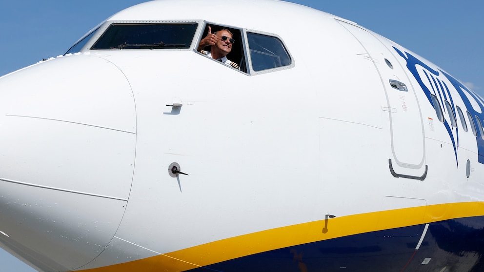 Ein Ryanair-Pilot schaut aus dem Cockpit