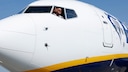 Ein Ryanair-Pilot schaut aus dem Cockpit