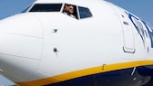 Ein Ryanair-Pilot schaut aus dem Cockpit