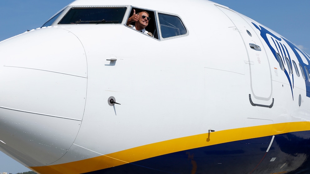 Ein Ryanair-Pilot schaut aus dem Cockpit