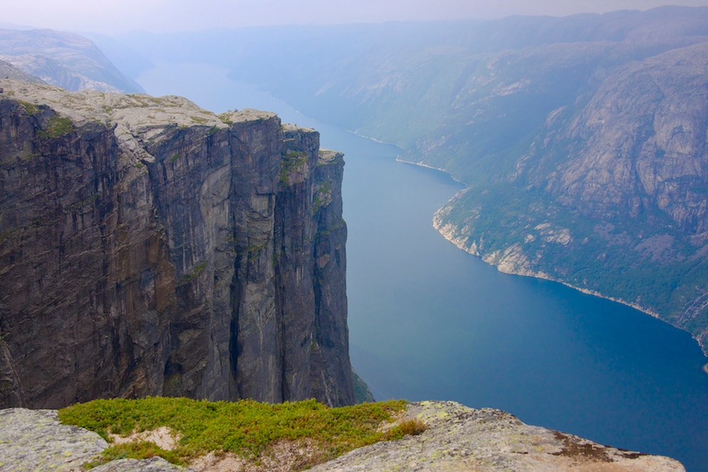 Der Ausblick vom 1000 Meter hohen Kjerag-Plateau auf den Fjord