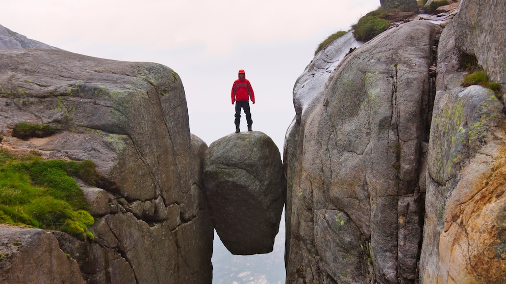 Wanderer auf dem Kjeragbolten