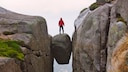 Wanderer auf dem Kjeragbolten
