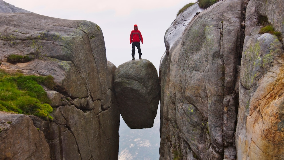 Wanderer auf dem Kjeragbolten