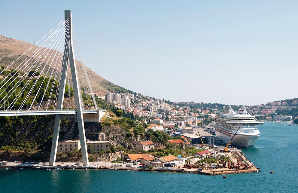 Ein kleiner Hafen und ein riesiges Kreuzfahrtschiff: Ein beinahe alltägliches Bild in der kroatischen Stadt Dubrovnik