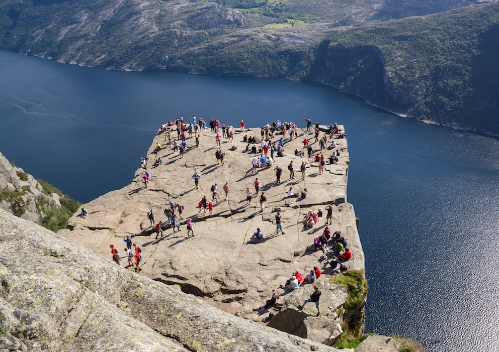 Der Preikestolen liegt hoch über dem Lysefjord