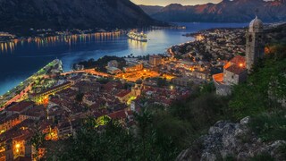 Die Bucht von Kotor in Montenegro bei Sonnenuntergang