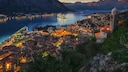 Die Bucht von Kotor in Montenegro bei Sonnenuntergang