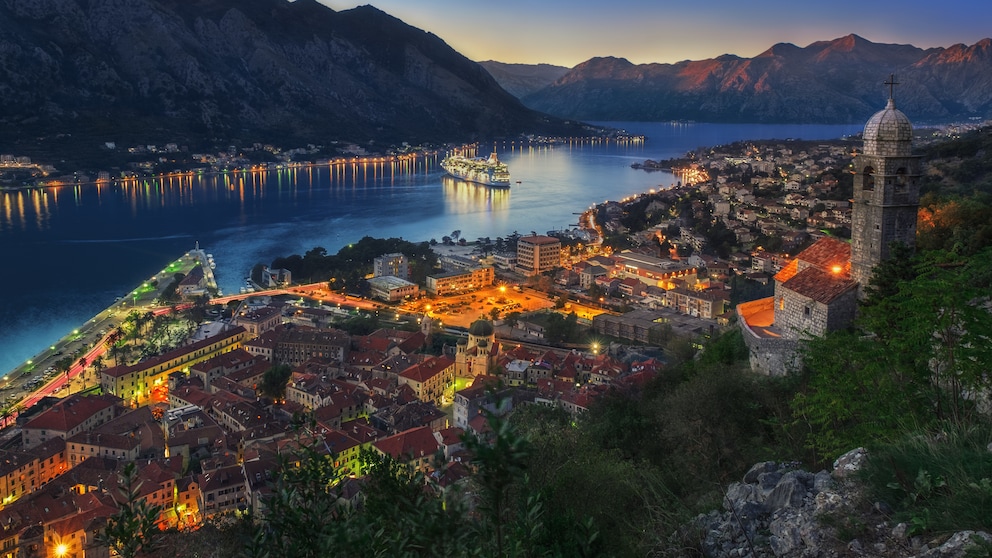 Die Bucht von Kotor in Montenegro bei Sonnenuntergang