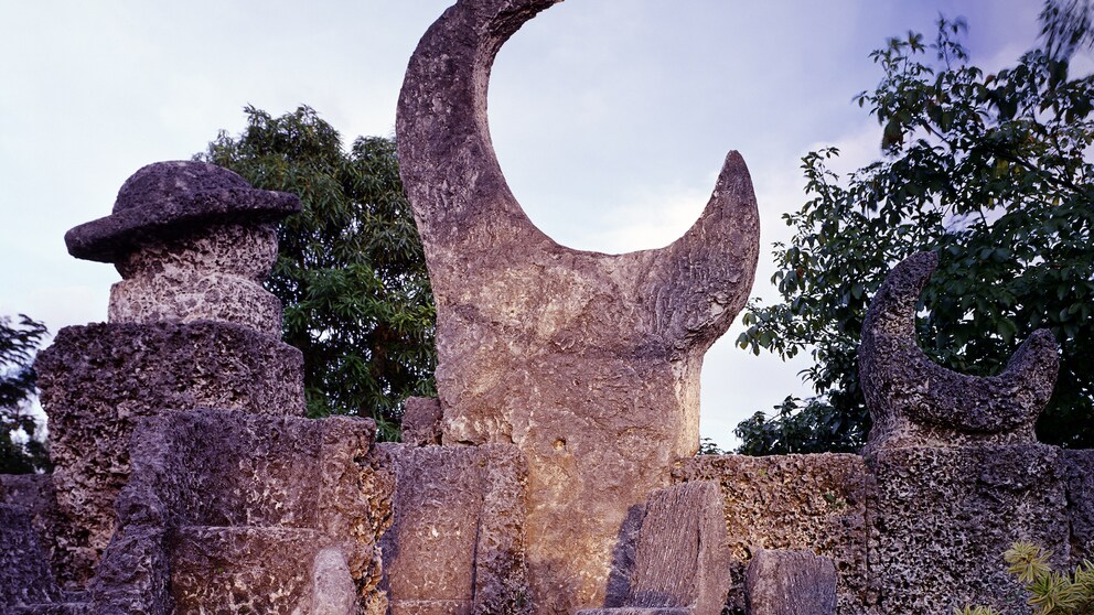 Das „Coral Castle“ in Homestead, Florida, besteht aus einem Wohnturm und mehreren großen Skulpturen aus Kalkstein, darunter Planeten und Monde