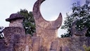 Das „Coral Castle“ in Homestead, Florida, besteht aus einem Wohnturm und mehreren großen Skulpturen aus Kalkstein, darunter Planeten und Monde