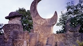 Das „Coral Castle“ in Homestead, Florida, besteht aus einem Wohnturm und mehreren großen Skulpturen aus Kalkstein, darunter Planeten und Monde