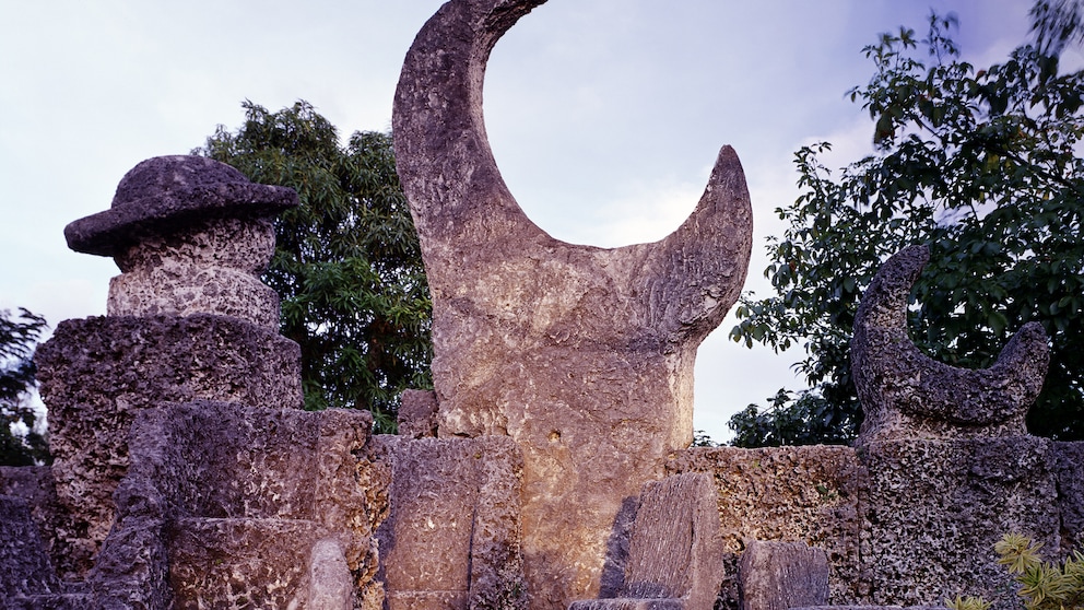 Das „Coral Castle“ in Homestead, Florida, besteht aus einem Wohnturm und mehreren großen Skulpturen aus Kalkstein, darunter Planeten und Monde