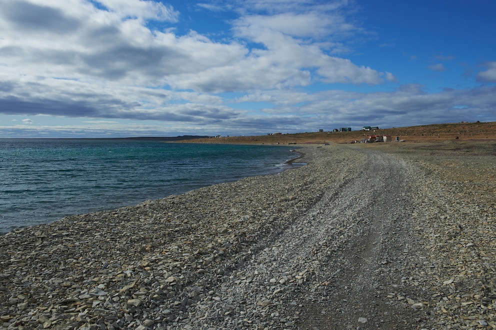 Cambridge Bay in der kanadischen Region Nunavut ist sehr spärlich besiedelt. Im Hintergrund erkennt man einige Häuser der dort lebenden Inuit