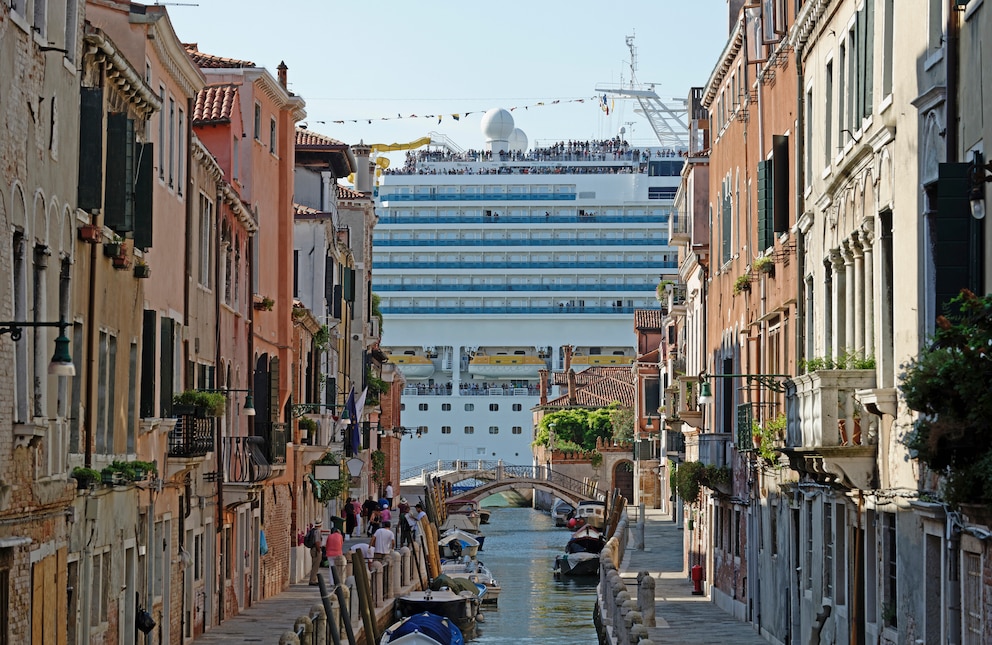 In den engen Gassen von Venedig fällt erst besonders auf, wie groß die Kreuzfahrtschiffe wirklich sind