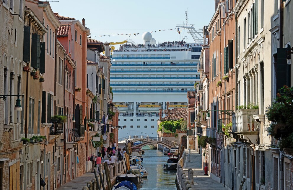 In den engen Gassen von Venedig fällt erst besonders auf, wie groß die Kreuzfahrtschiffe wirklich sind