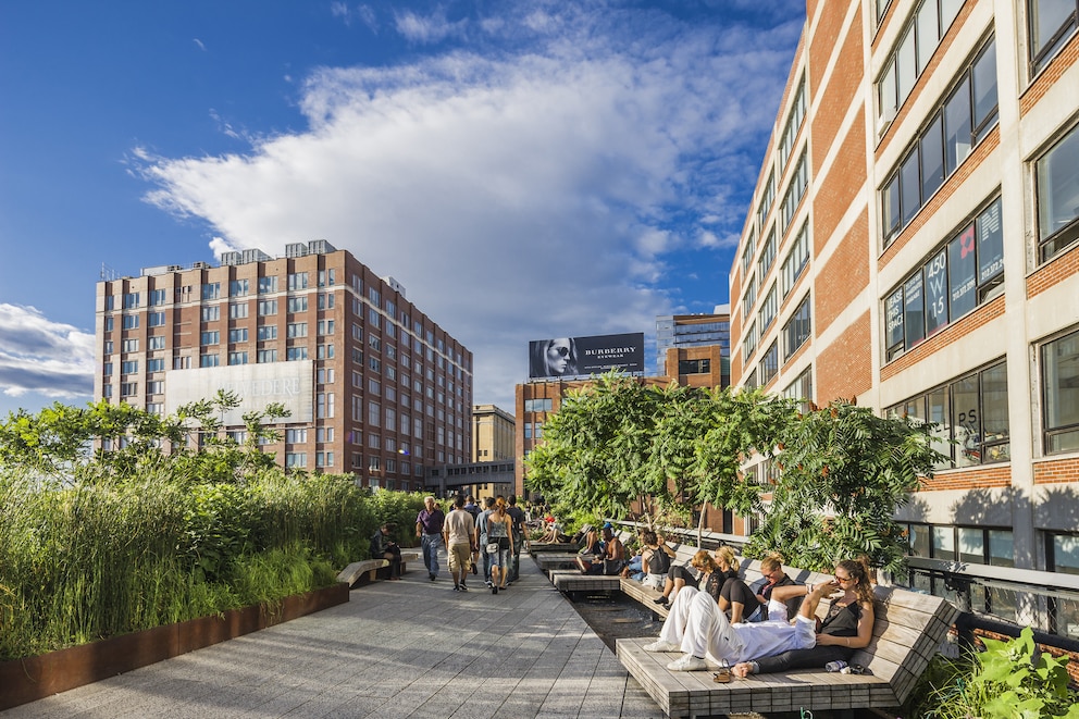 New Yorker chillen auf der High Line