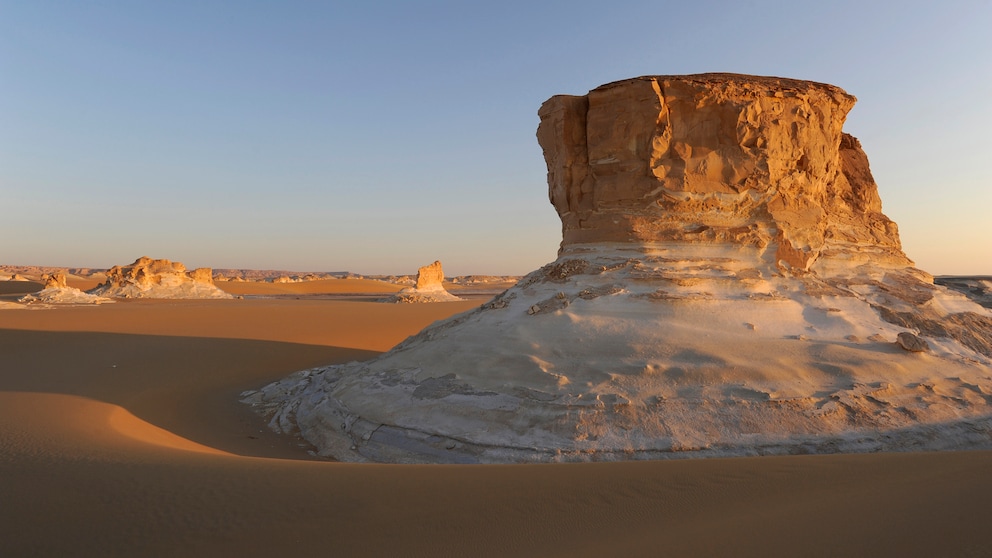 Wüstenlandschaften wie die weiße Wüste Ägyptens zeigen Jahrtausende an Geschichte.