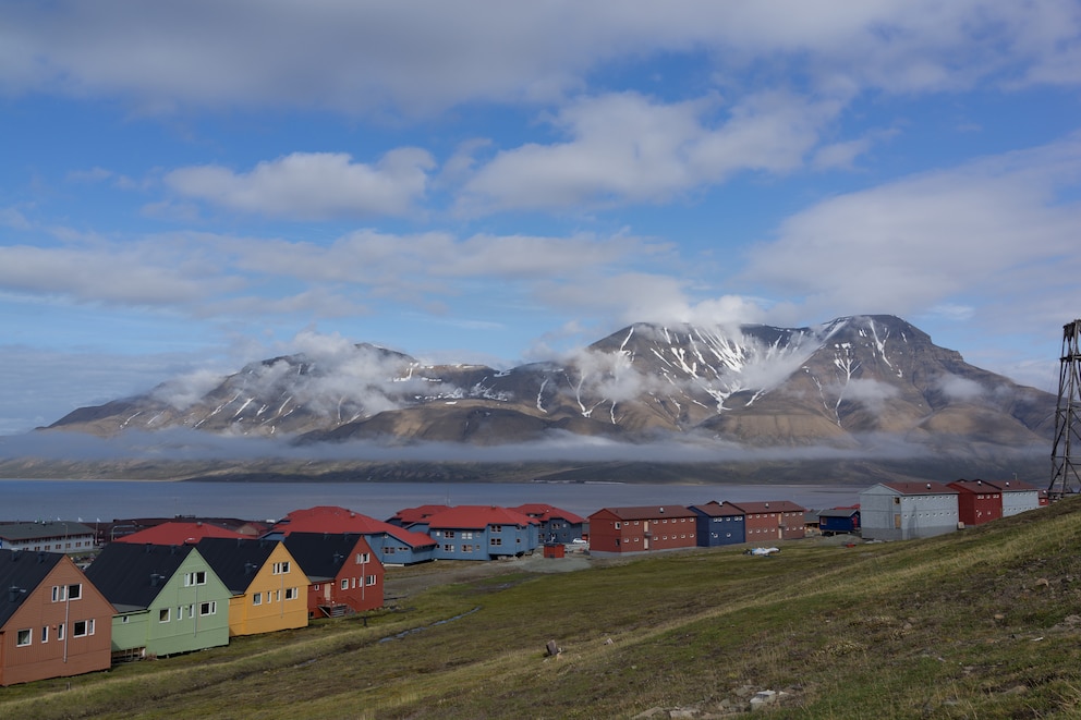 Die kleine Stadt Longyearbyen ist einer der wenigen Orte auf Spitzbergen, der noch von großen Kreuzfahrtschiffen angefahren wird