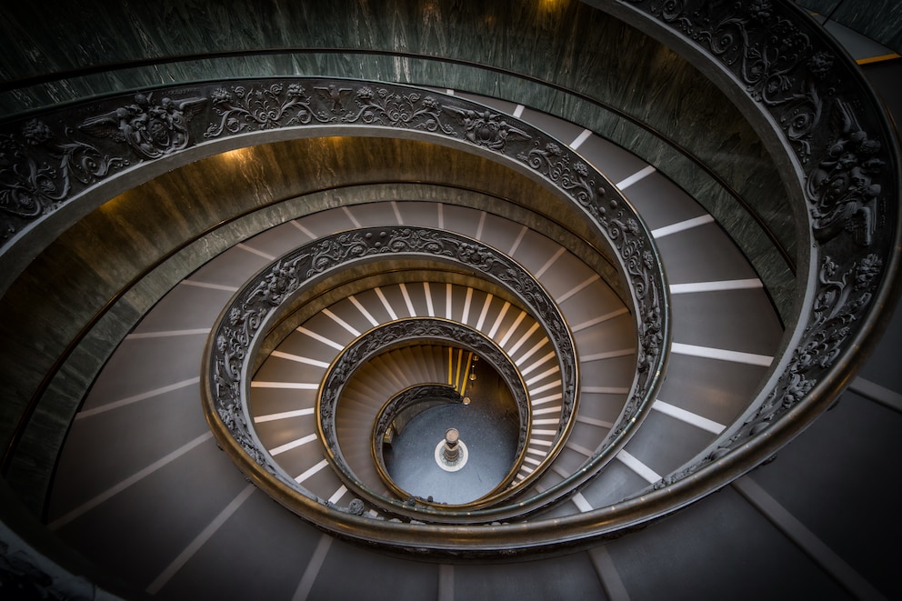  Die Spiraltreppe im Vatikan Museum in Rom. 