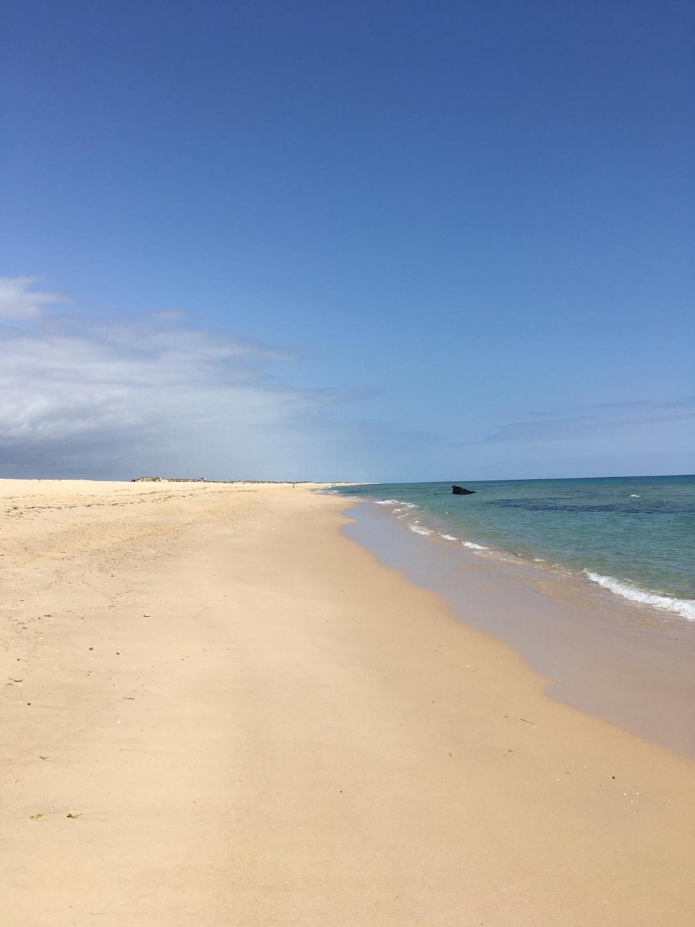 Der Strand auf der Ilha do Farol an der Algarve