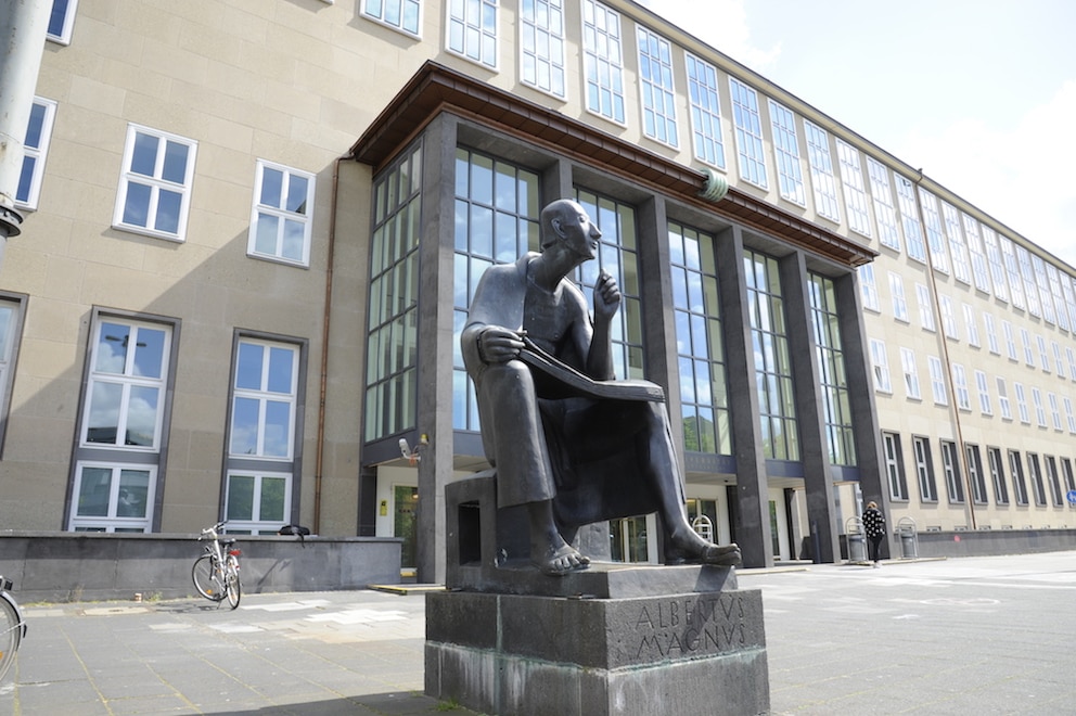 Universität zu Köln mit Albertus-Magnus-Denkmal vor dem Hauptgebäude am Albertus Magnus Platz