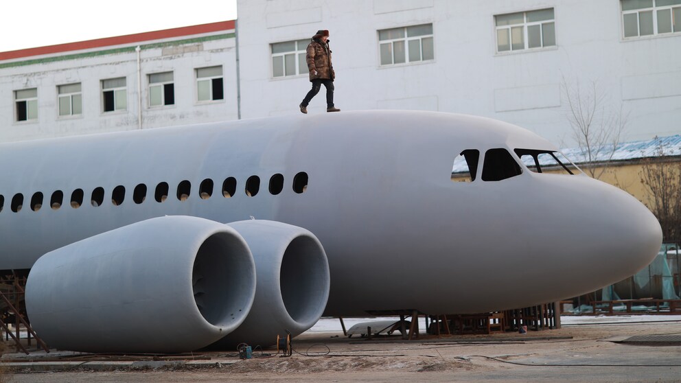Chinesischer Bauer auf seinem Airbus-Nachbau