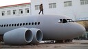 Chinesischer Bauer auf seinem Airbus-Nachbau