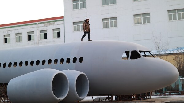 Chinesischer Bauer auf seinem Airbus-Nachbau