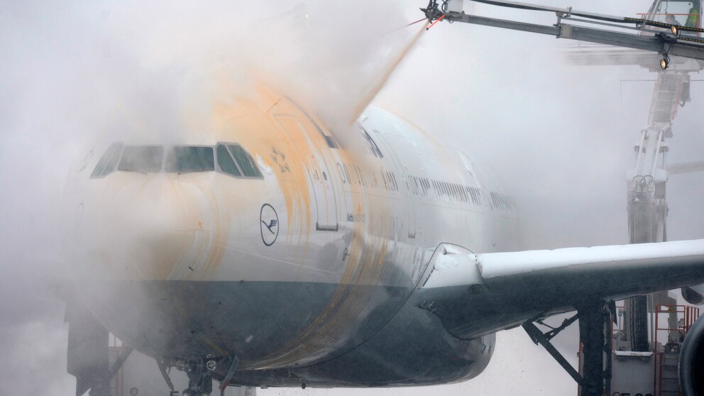 Flugzeug wird enteist