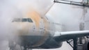 Flugzeug wird enteist
