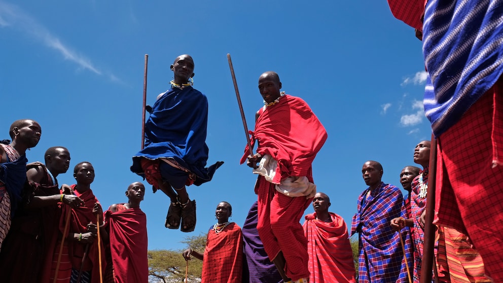 Tansania: Massai tanzen den Adumu-Tanz