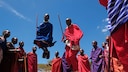 Tansania: Massai tanzen den Adumu-Tanz