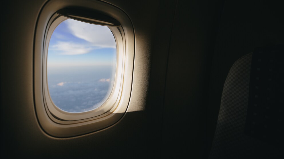 Sog bei Loch in Flugzeugfenster