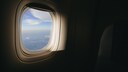 Sog bei Loch in Flugzeugfenster
