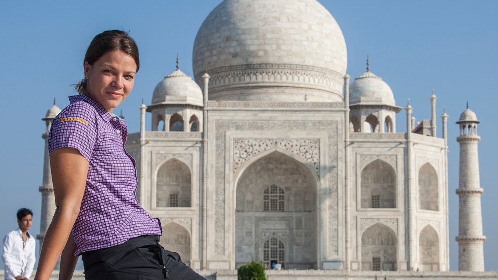 Jessica Schwarz vorm Taj Mahal