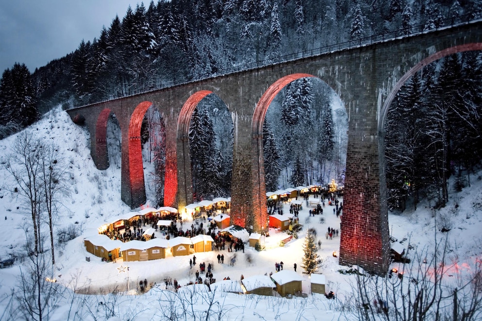 Mit Schnee ganz besonders schön anzusehen: der Weihnachtsmarkt unter dem Viadukt in der Ravennaschlucht