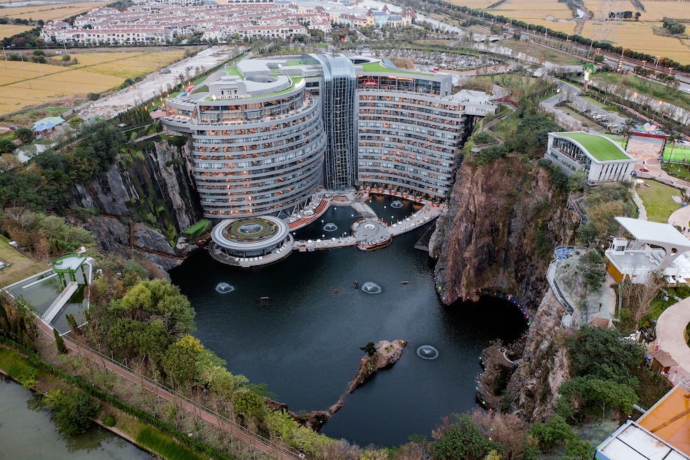 Das Hotel in der Form eines „S“ schmiegt sich an der Seite an die Wand des Steinbruchs und liegt 88 Meter unter der Erdoberfläche