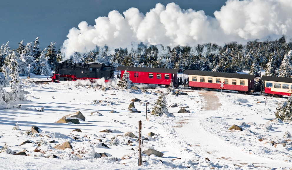 Die Brockenbahn tuckert durch die verschneite Landschaft des Harz