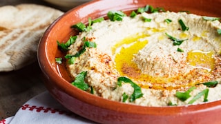 Schmeckt lecker zu Pita, Gemüse und Fleisch: Hummus