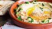 Schmeckt lecker zu Pita, Gemüse und Fleisch: Hummus