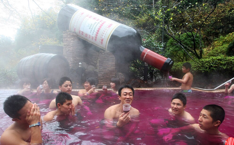 Wein-Bad im Hakone Kowakien Yunessun