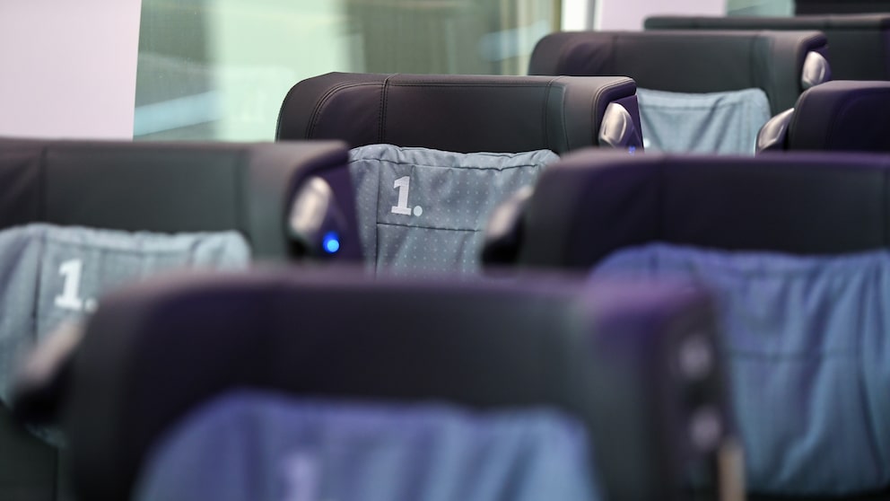 Die Bahn ist voll und Sitzplätze gibt es nur noch in der Erste Klasse: Doch solange keine Freigabe durch den Schaffner erfolgt, darf sich keiner ohne entsprechendes Ticket dort hinsetzen.