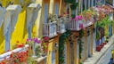 Die ummauerte Altstadt von Cartagena mit ihren Kolonialbauten. Im Hintergrund: Die riesige Hotelzone Bocagrande mit vielen Hochhäusern