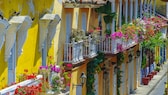 Die ummauerte Altstadt von Cartagena mit ihren Kolonialbauten. Im Hintergrund: Die riesige Hotelzone Bocagrande mit vielen Hochhäusern