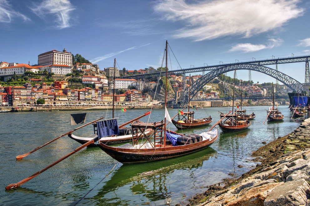 Ravelos, traditionelle Boote, transportieren die Portweinfässer über das Wasser