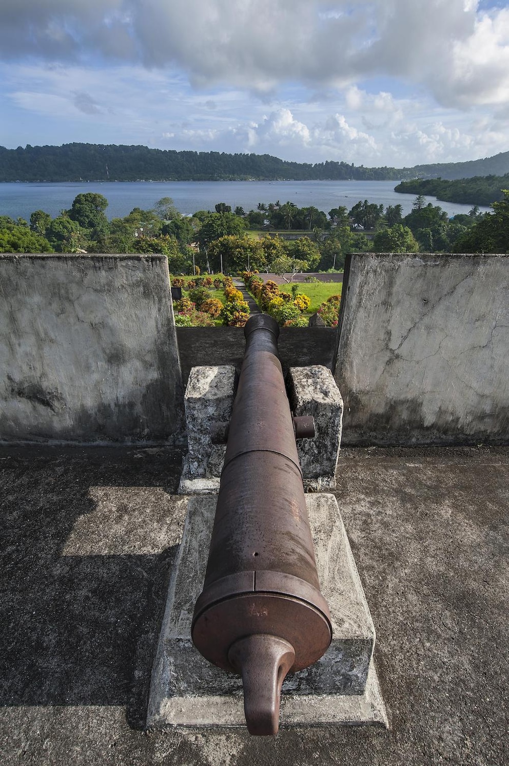 Blick vom Fort Belgica auf Banda Neira hinüber zur Insel Lonthor