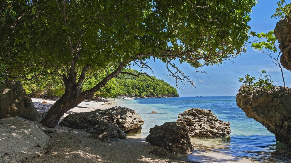 Strand auf Hatta, Banda-Inseln, Indonesien